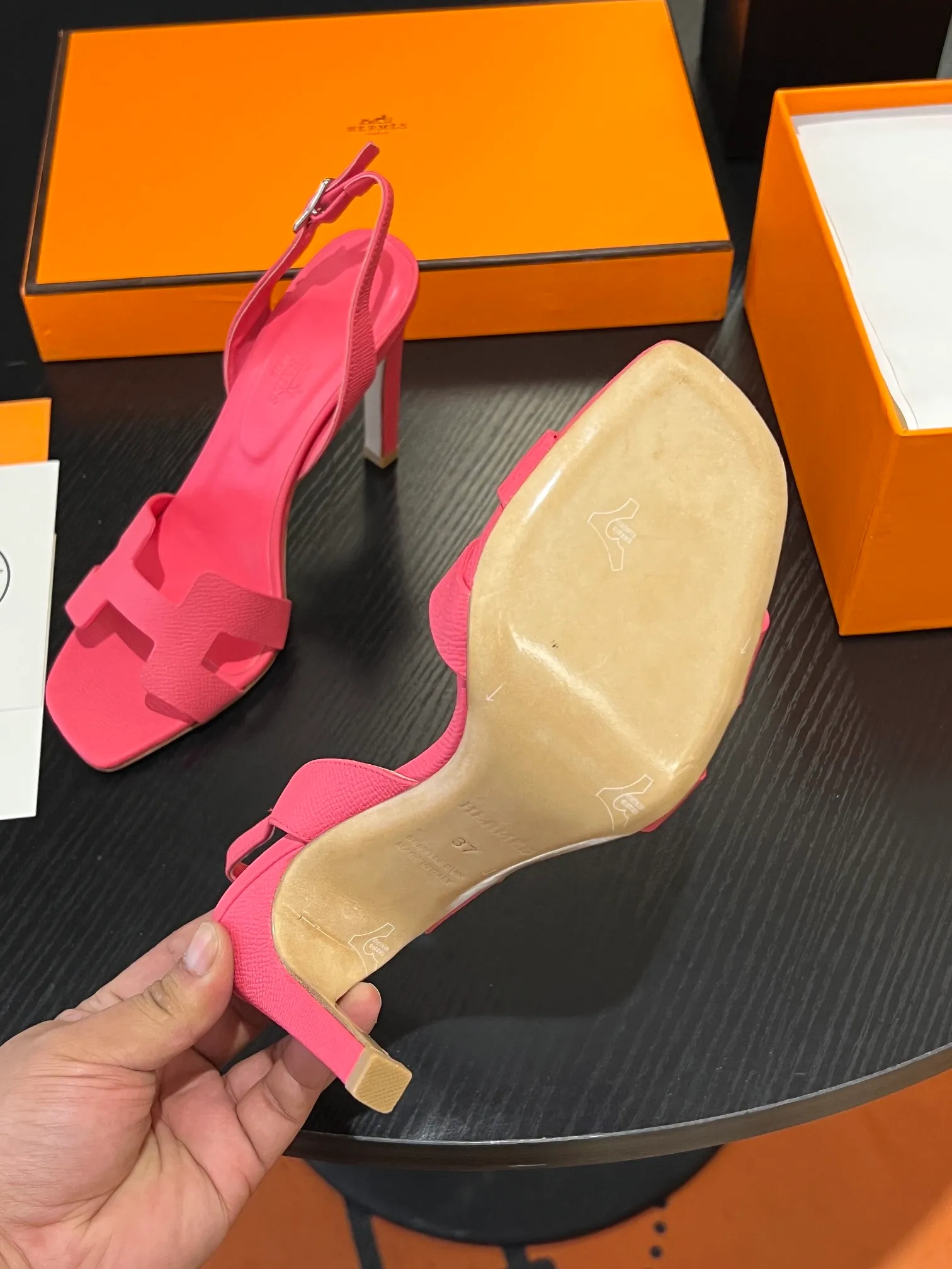 👟👟Ex-factory price 600👟👟Hermès 2023 high-heeled temperament sandals original customization! Counter synchronization! Hermès high heels have always been simple, fashionable and elegant! ! ! It can hold any style of wear, the height of 10.5cm is easy to control, and the feet feel comfortable and pressure-free! The classic and elegant style brings a sense of luxury to your feet! Highly recommended Material: Upper imported calfskin + mixed sheepskin lining Outsole: Italian genuine leather sole Size: 34-42 (34.41.42 customization is non-returnable and non-exchangeable)